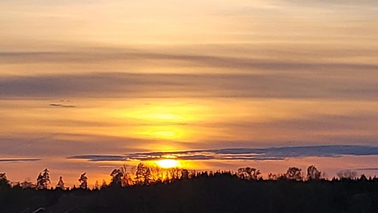 Tanten I Tumbo Hus Pa Landet Med Utsikt Kvicksund Exterior photo