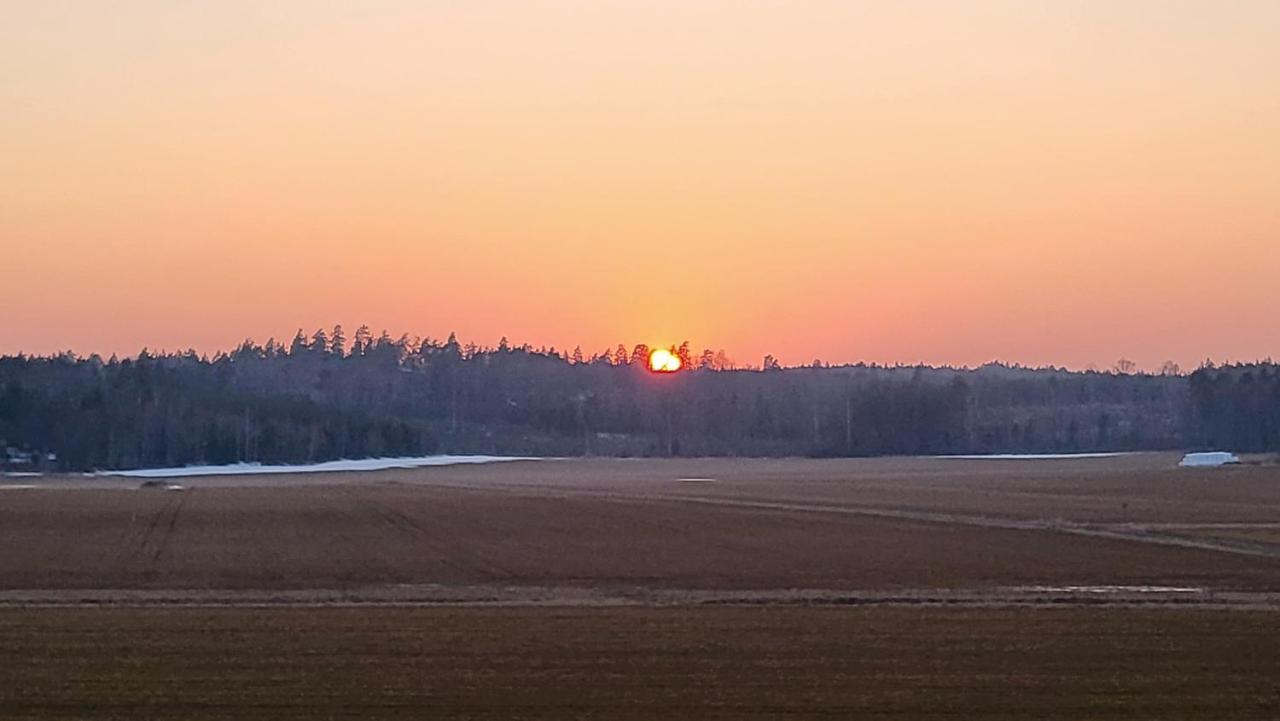 Tanten I Tumbo Hus Pa Landet Med Utsikt Kvicksund Exterior photo